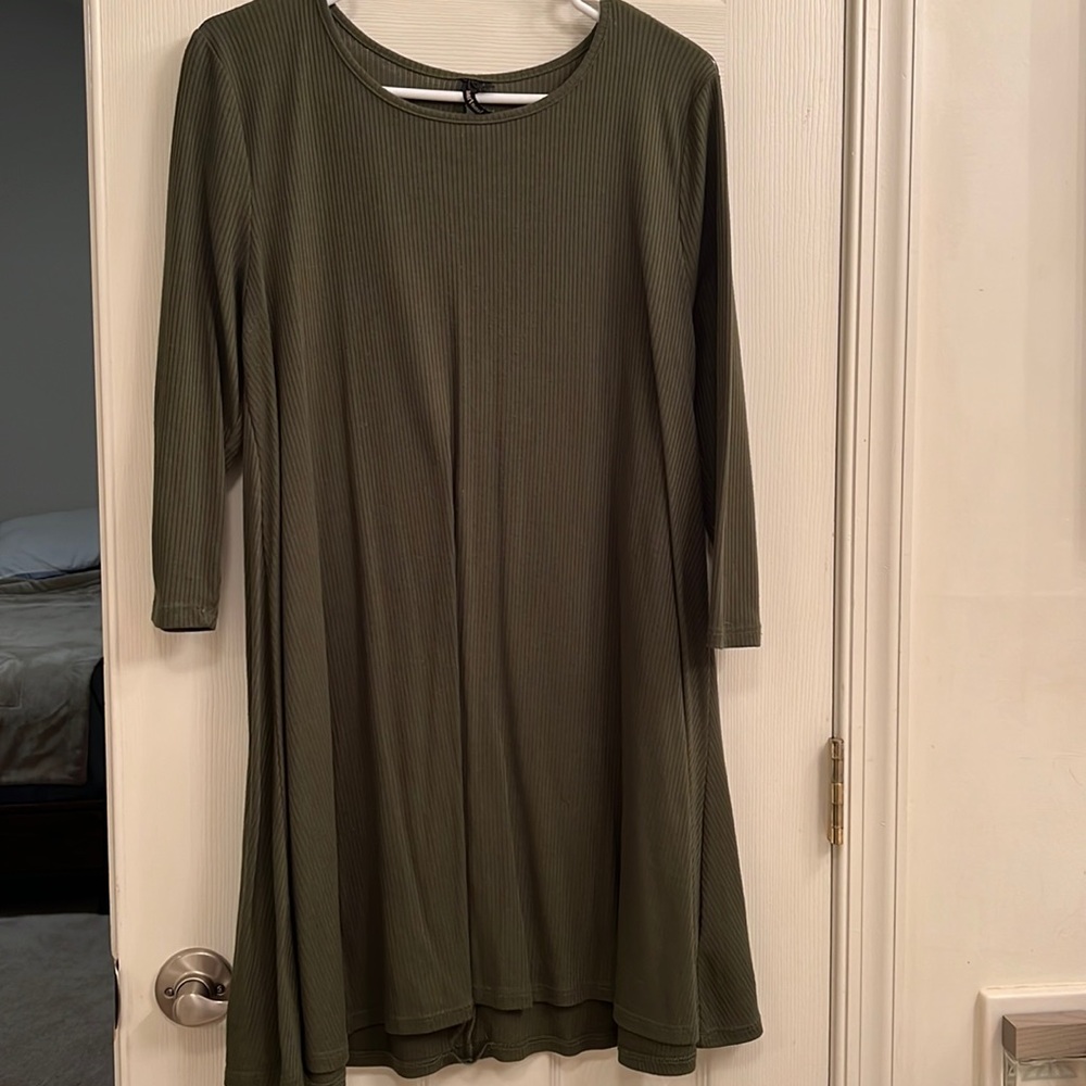 Green 3/4 sleeve dress